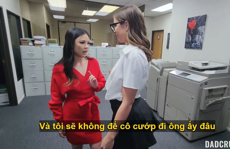 Bố dượng trúng số làm tình cùng lúc bé con và em trợ lý riêng